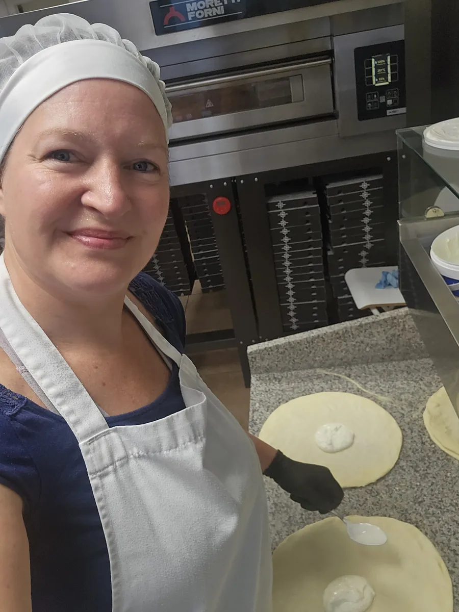 Laure Huntziger, qui tient La Pizza 2.0, devant le four de la boutique