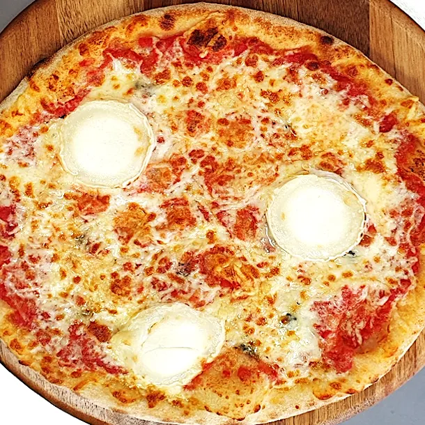 Pizza 4 fromages de La Pizza 2.0 à Châteaulin : sauce tomate, mozza, emmental, chèvre, roquefort