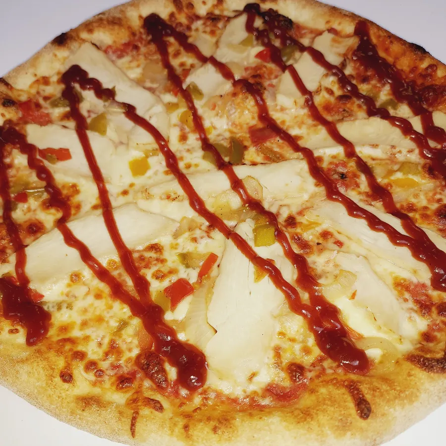 Pizza barbecue de La Pizza 2.0 à Châteaulin : sauce tomate, mozza, poulet, poivrons, sauce BBQ