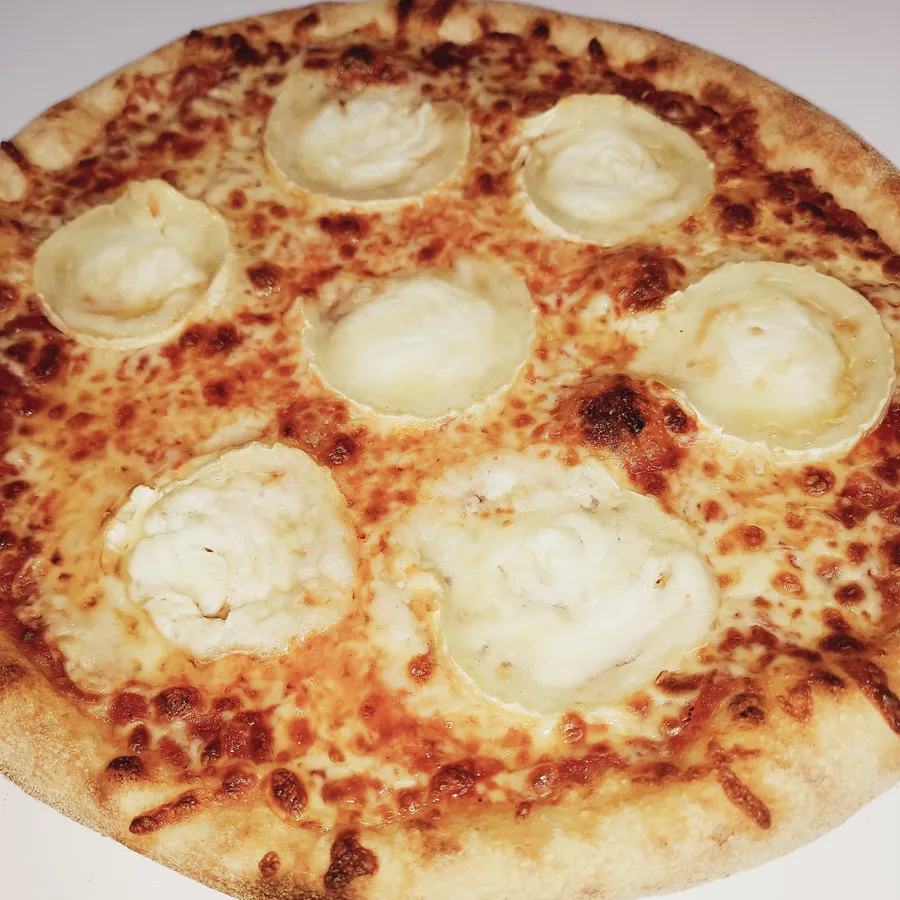Pizza chèvre de La Pizza 2.0 à Châteaulin : sauce tomate, mozza, chèvre, miel