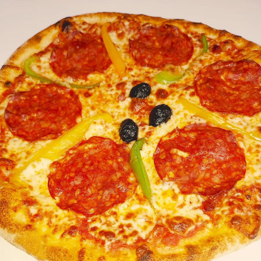 Pizza chorizo de La Pizza 2.0 à Châteaulin : sauce tomate, mozza, chorizo, poivrons, olives