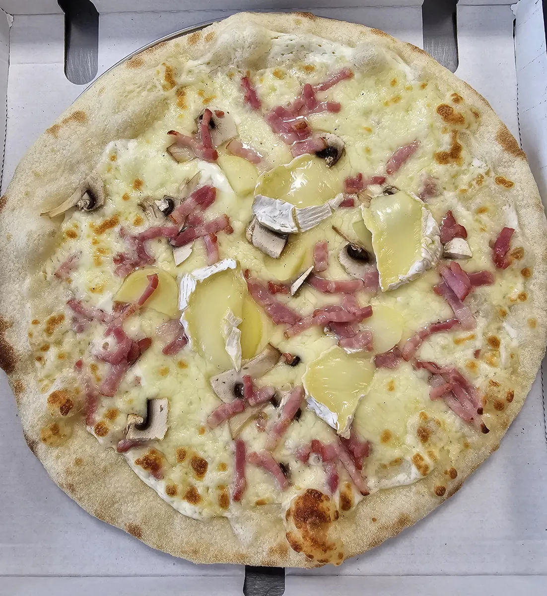 La Campagnarde de La Pizza 2.0 (crème, champignons, lardons, pommes de terre, camembert), à la sortie du four