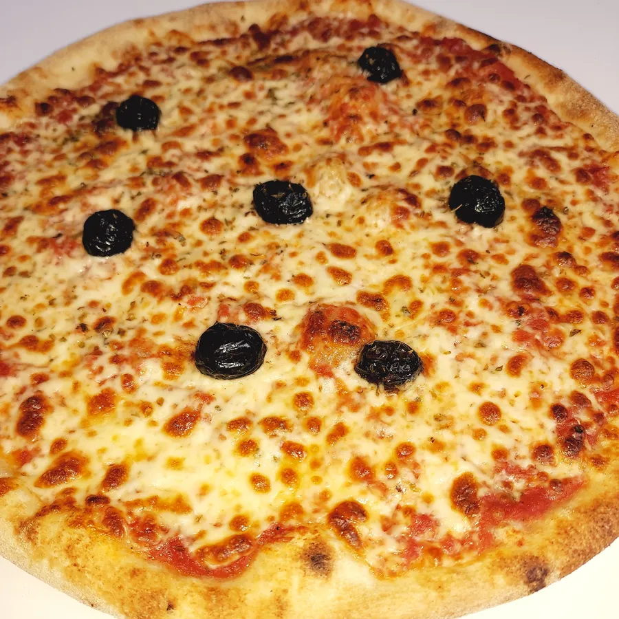 Pizza margherita de La Pizza 2.0 à Châteaulin : sauce tomate, mozza, olives, origan