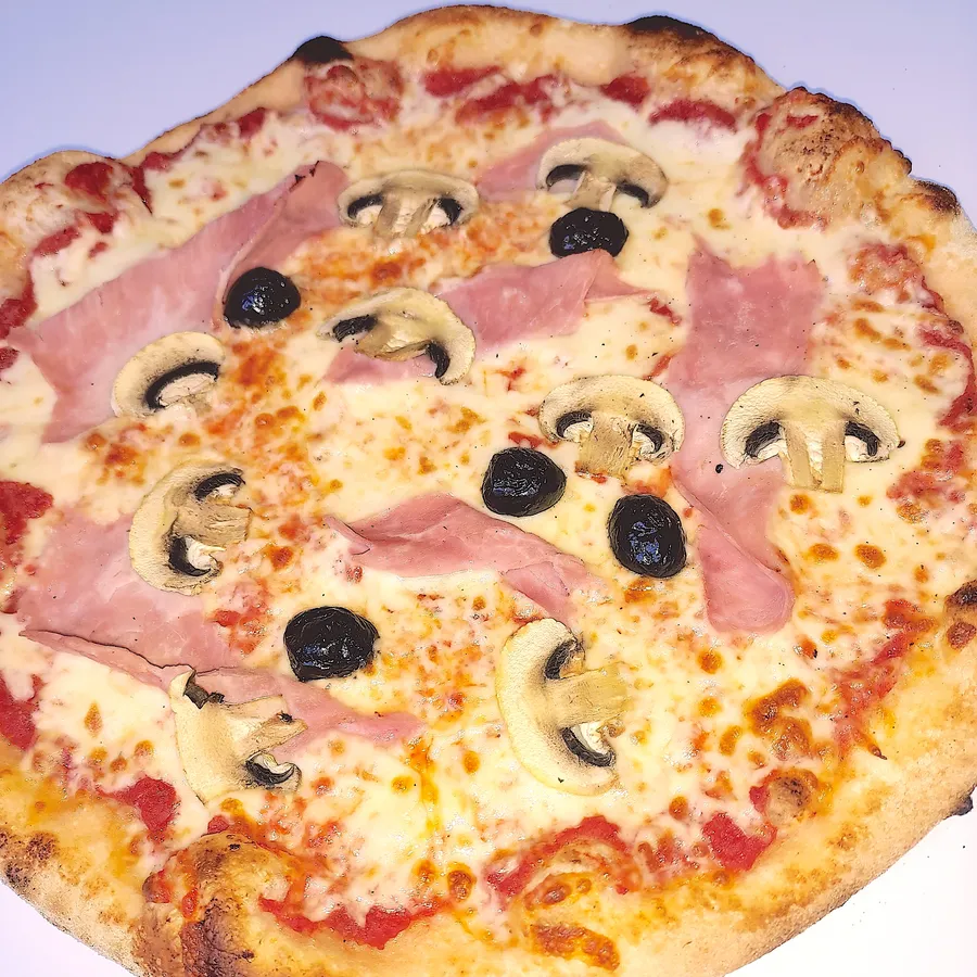 Pizza reine de La Pizza 2.0 à Châteaulin : sauce tomate, mozza, jambon, champignons, olives