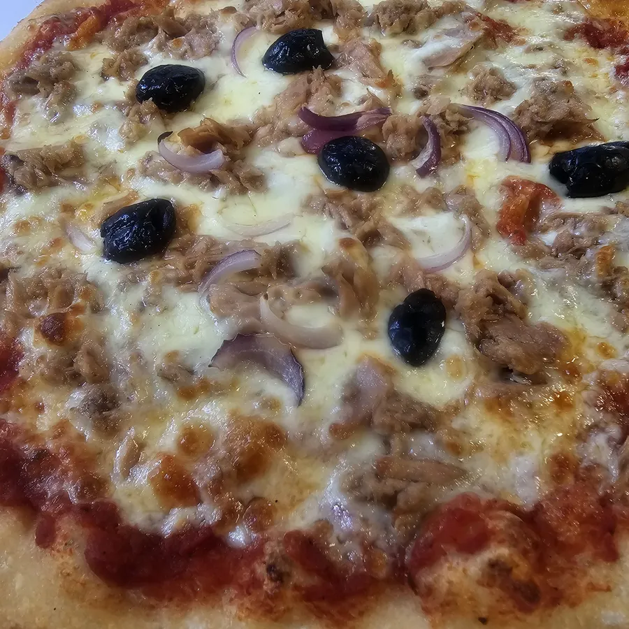 Pizza thon de La Pizza 2.0 à Châteaulin : sauce tomate, mozza, thon, olives, oignons rouges